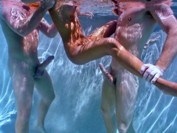 Fête étudiante se transforme en orgie piscine sous le soleil